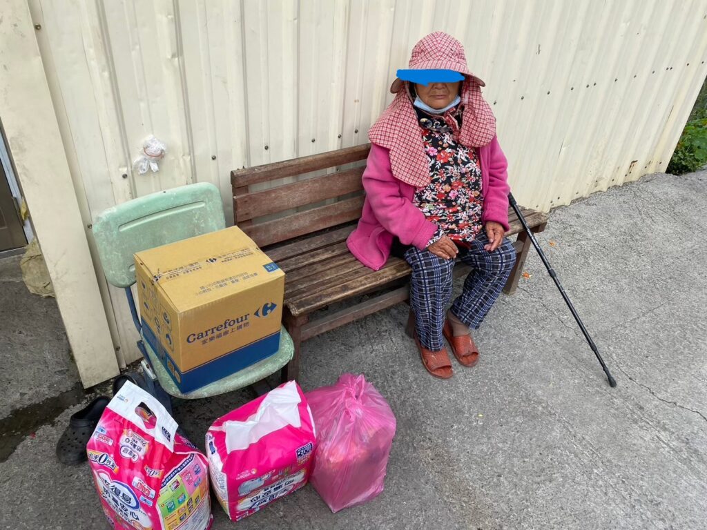靈鷲山家樂福物資箱