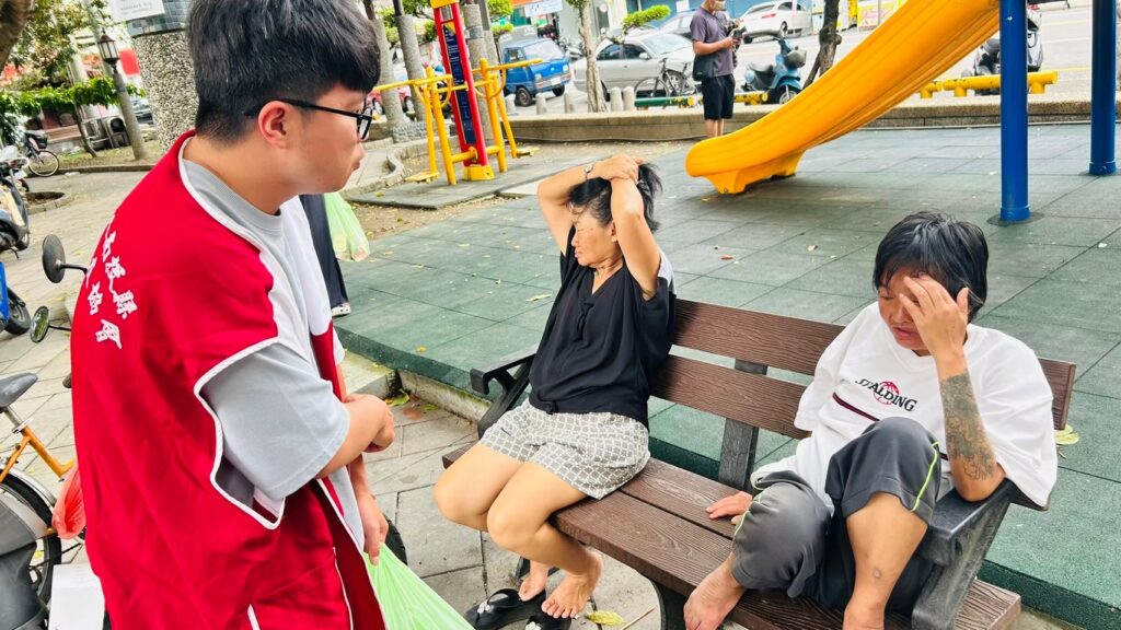 仁愛公園關懷遊民發放罐頭